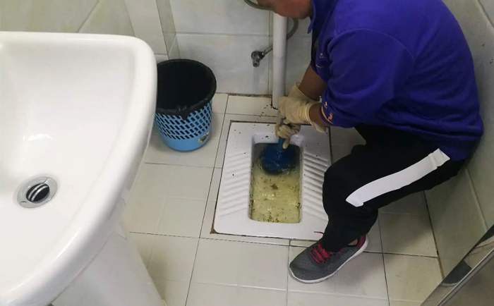 聂荣疏通蹲坑